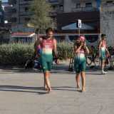 Non ci resta ora che attendere il �via�. Si parte dal nuoto. Vediamo quindi i sei mettersi cuffia e occhialini...